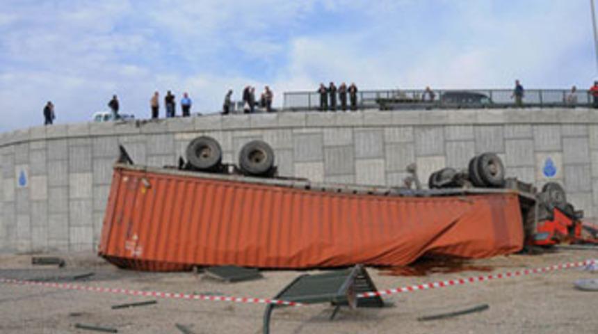 TIR k&ouml;pr&uuml;den u&ccedil;tu...