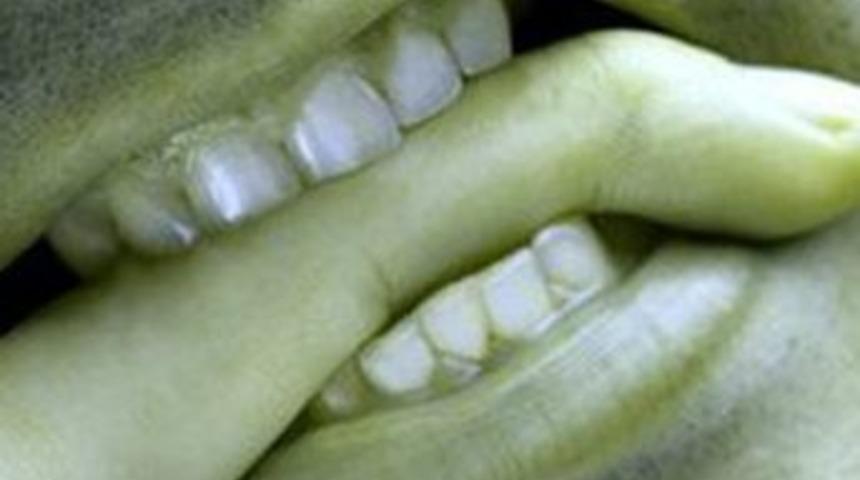 Protesto i&ccedil;in parmağını kesip yedi!