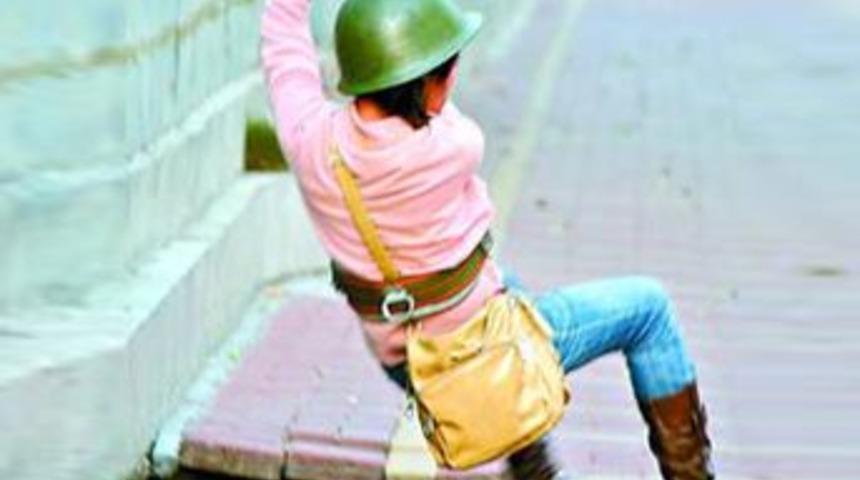 Kaldırımda y&uuml;r&uuml;yen &ccedil;ifti &ccedil;ukur yuttu 