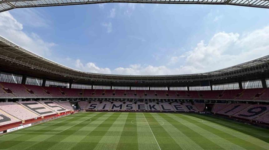Yeni Atatürk Stadyumu’nda milli maç öncesi yoğun çalışma