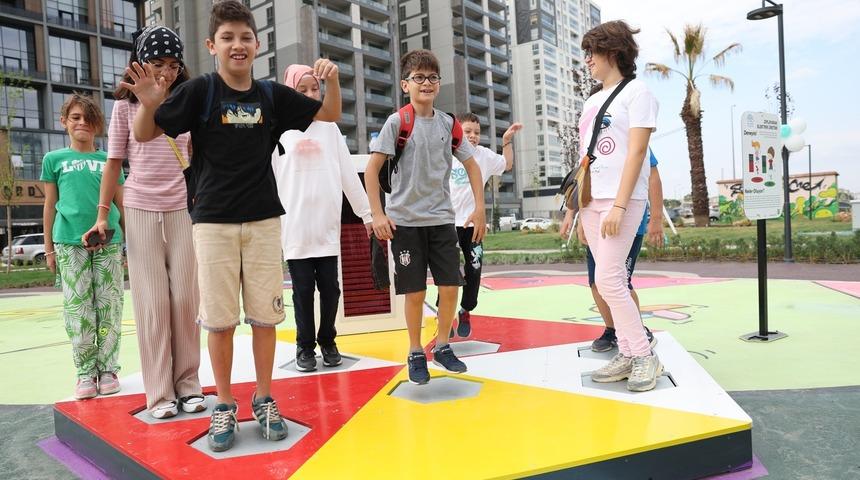 Bu parkta çocuklar, hem eğleniyor hem de elektrik üretiyor