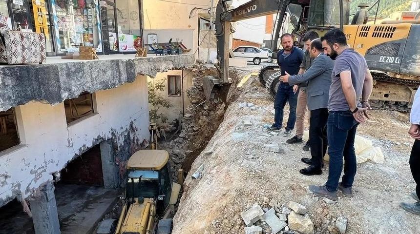 Çelikhan’da ağır hasarlı binaların yıkımı devam ediyor