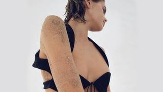 Kaia Gerber çiçek desenli altın sütyeniyle olay pozlar verdi