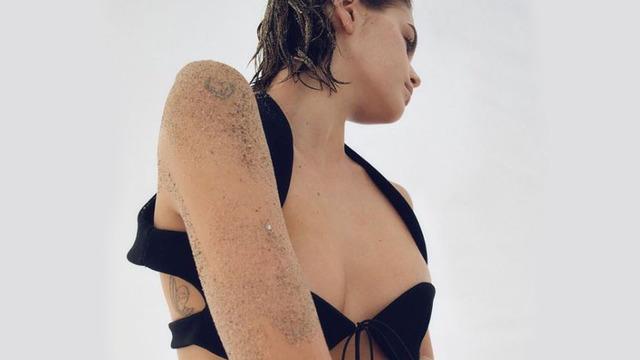 Kaia Gerber çiçek desenli altın sütyeniyle olay pozlar verdi