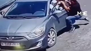 Başı cama sıkışan çocuğu böyle kurtardı! Koşarak geldi... Tek bir yumrukla tüm camı kırdı