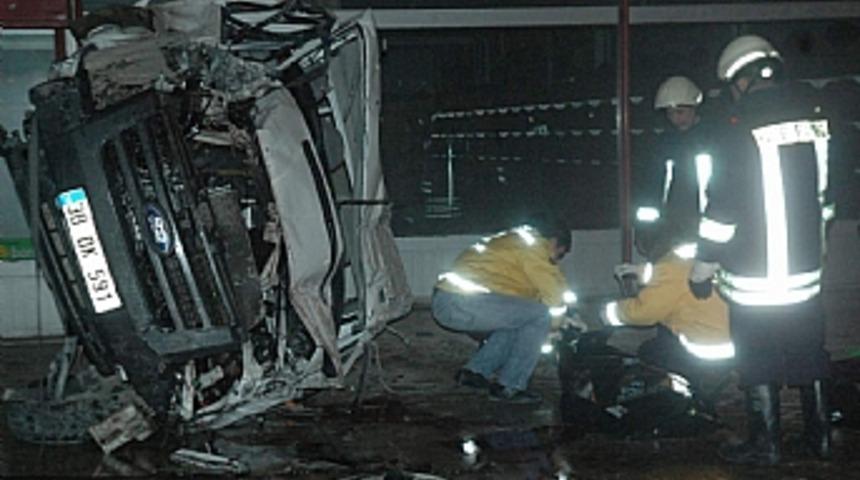 Kamyonet takla attı: 2 &ouml;l&uuml;