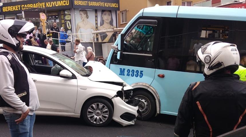 Maltepe'de otomobille minibüsün çarpıştığı kazada 3 kişi yaralandı