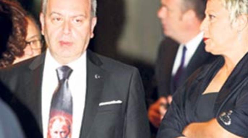 Ata&rsquo;lı kravatı neden takmış