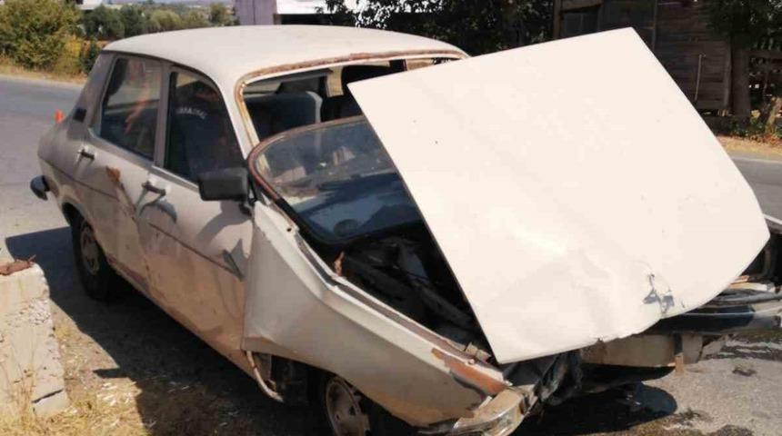 Otomobil duvara çarptı:1 yaralı