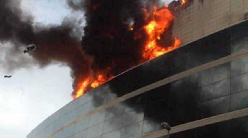 AVM'de korkutan yangın