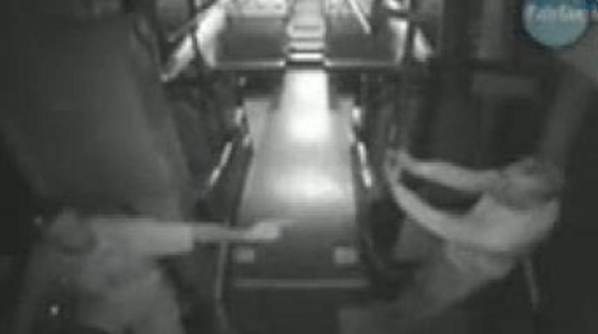 Otob&uuml;s şof&ouml;r&uuml;ne u&ccedil;an tekme