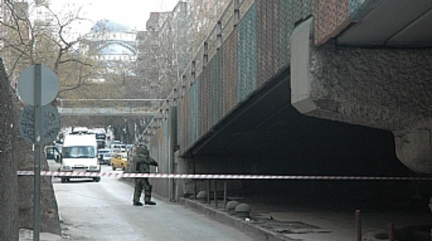 K&ouml;pr&uuml; altındaki bomba s&uuml;s&uuml; verilmiş paket korkuttu