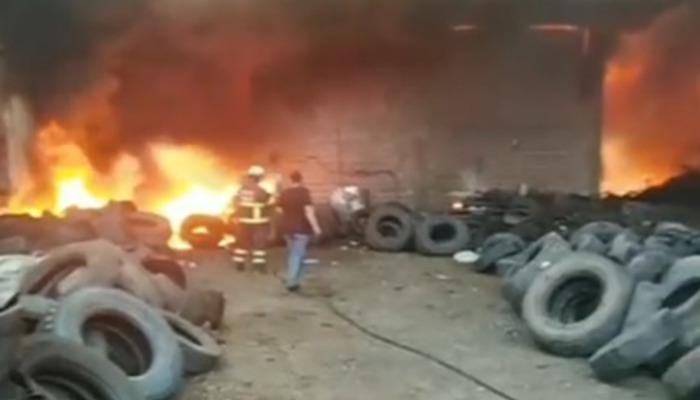 Adana’da atık lastik deposunda çıkan yangın kontrol altına alındı