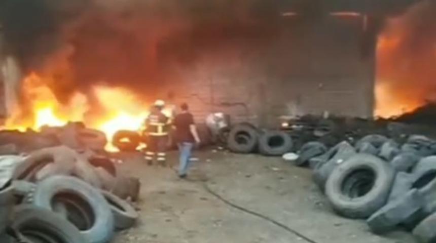 Adana'da atık lastik deposunda çıkan yangın kontrol altına alındı