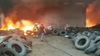 Adana'da atık lastik deposunda çıkan yangın kontrol altına alındı