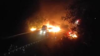 Seyir halindeki TIR'ın dorsesi alev alev yandı! Yangın anı kameraya böyle yansıdı