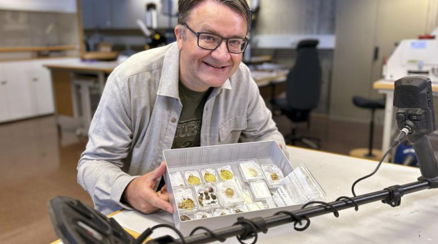 Yüzyılın keşfini yaptı! Yürüyüş yaparken hazine buldu... Çikolata parçaları zannetti servet çıktı