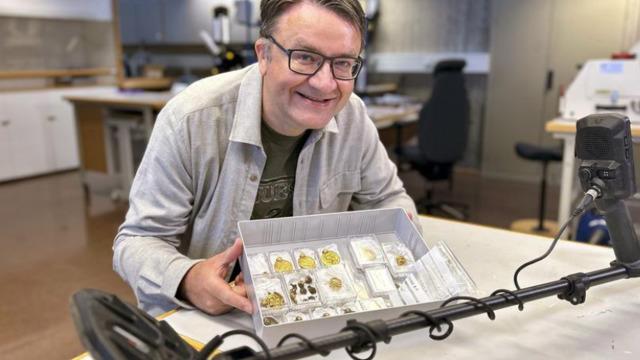 Yüzyılın keşfini yaptı! Yürüyüş yaparken hazine buldu... Çikolata parçaları zannetti servet çıktı