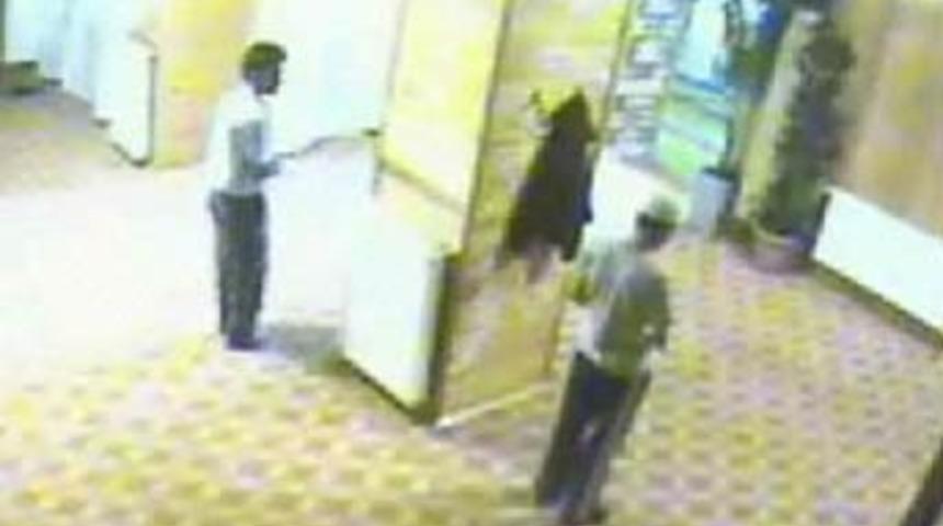 &Ouml;nce namaz kıldı sonra ayakkabı &ccedil;aldı