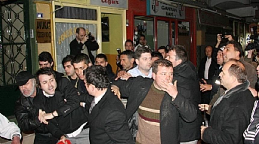 İzmit'te CHP'liler se&ccedil;im g&ouml;revlilerini tartakladı