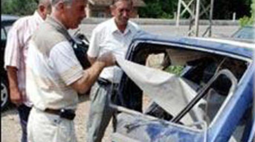 Kaza yapan otomobilden &ccedil;alıntı buzağı &ccedil;ıktı