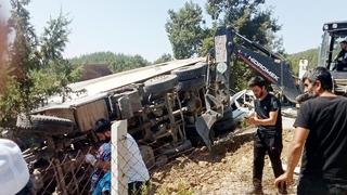 Son dakika | Cenaze namazı kılanların arasına kamyon daldı! Kahramanmaraş'ta feci kaza: Vali Ünlüer bilançoyu açıkladı