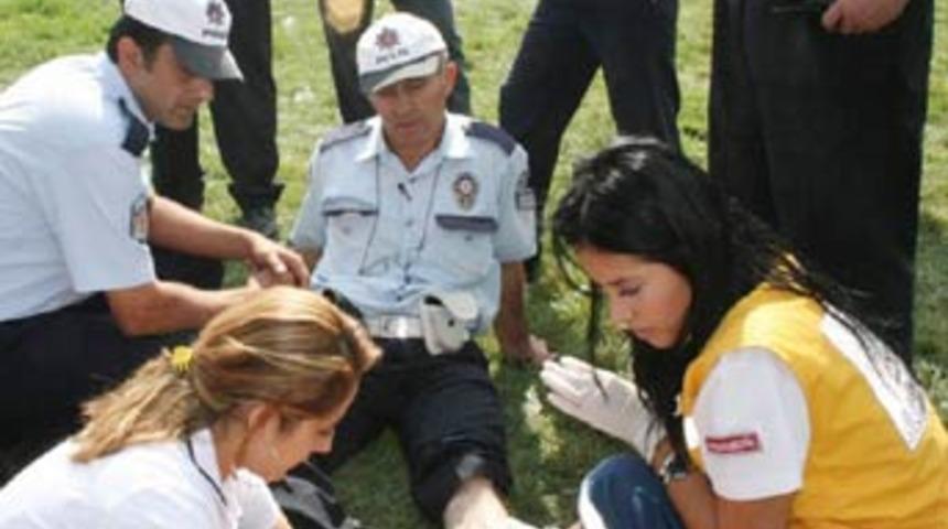 Yayayı uyaran polise &ouml;ld&uuml;resiye dayak!