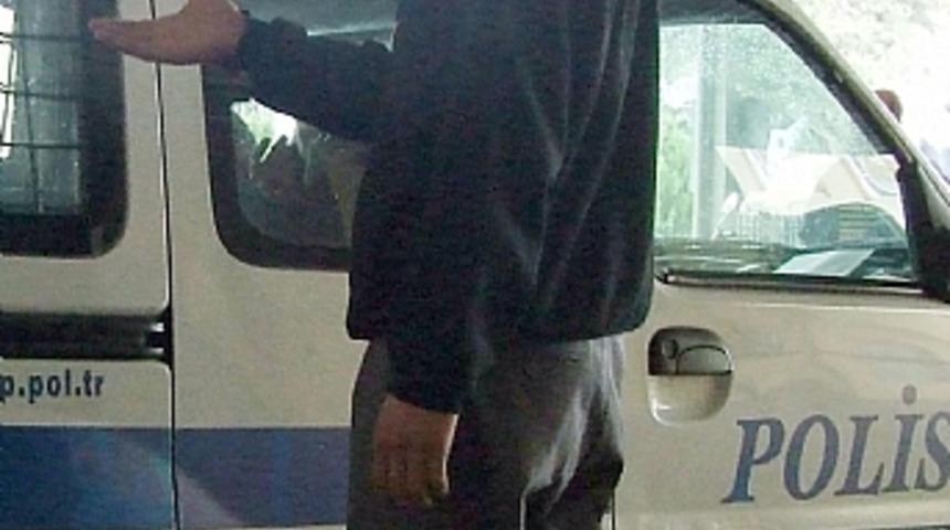 Jiletle &ouml;ğrencinin boğazını kestiler