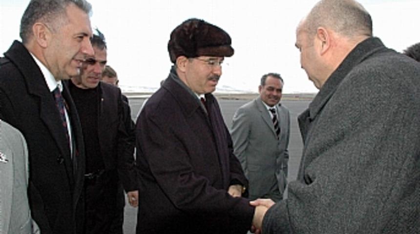 &Ccedil;elik partilileri g&uuml;lmekten kırıp ge&ccedil;irdi