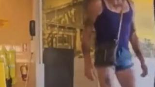 Amerika’da kadınlar tuvaletinin önünde transseksüel birey ve baba birbirine girdi! İçeri sokmayınca ortalık karıştı... 