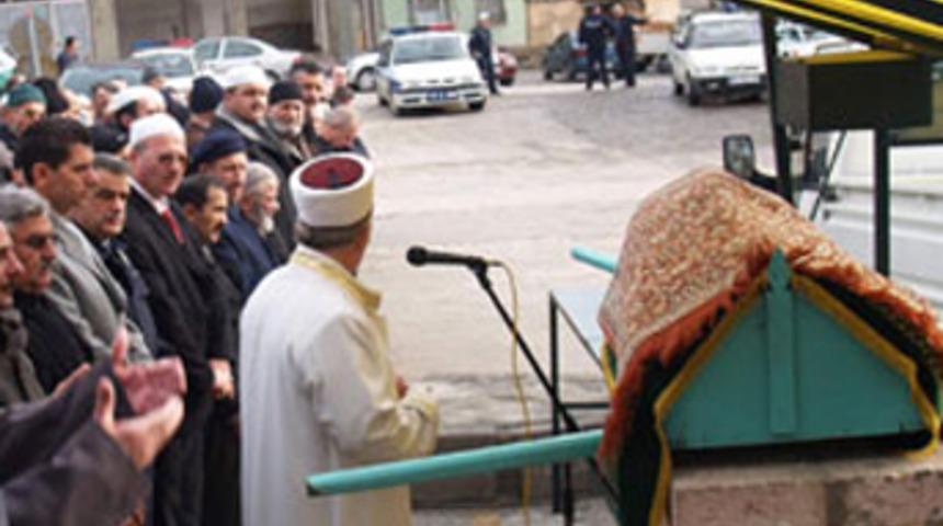 İmam "ben bunun namazını kıldırmam"