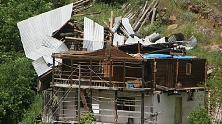 Artvin'de şiddetli fırtına &ccedil;atıları u&ccedil;urdu