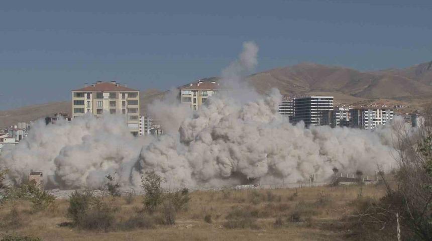 Saniyeler içinde yerle bir oldu, bina sakinleri gözyaşlarını tutamadı! Malatya'da her gün bir bina patlatılacak