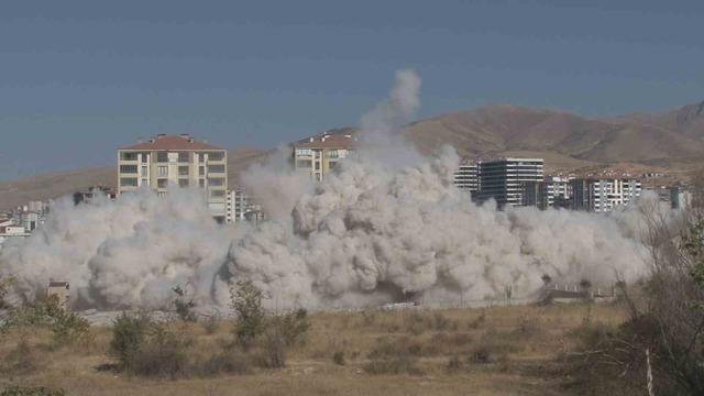 Saniyeler içinde yerle bir oldu, bina sakinleri gözyaşlarını tutamadı! Malatya'da her gün bir bina patlatılacak