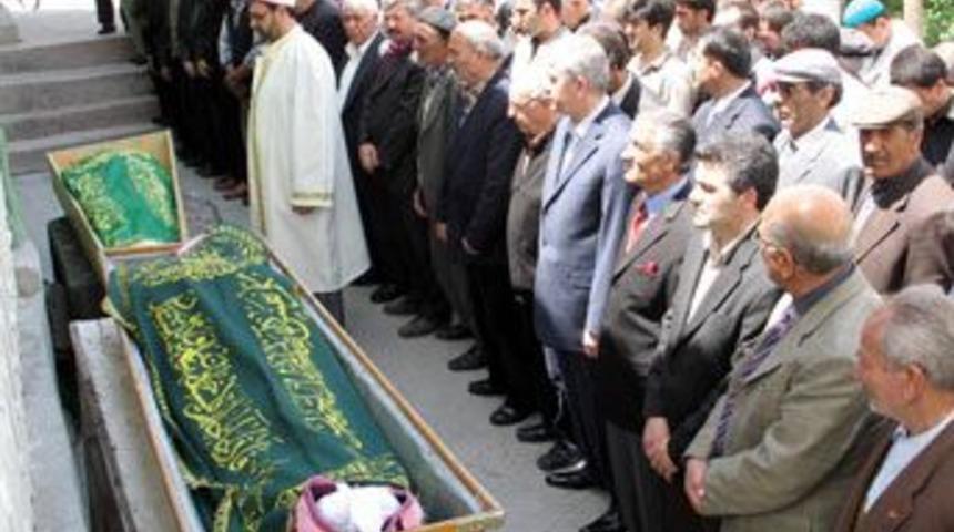 Baba ve oğlu trafik kazasında hayatını kaybetti