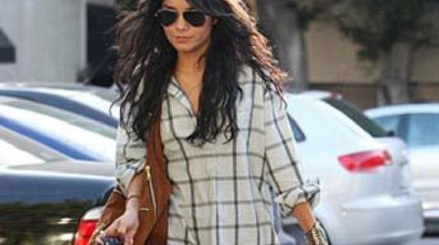 Altına hi&ccedil;bir şey giymeden sokağa &ccedil;ıktı!