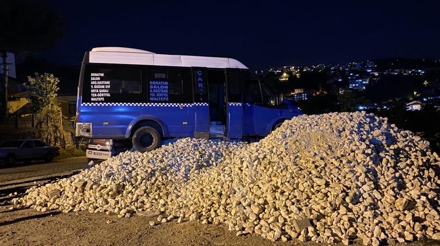Sakarya'da taciz iddiası ortalığı karıştırdı! 17 yaşındaki kızın ağabeyleri minibüs şoförünü darp etti