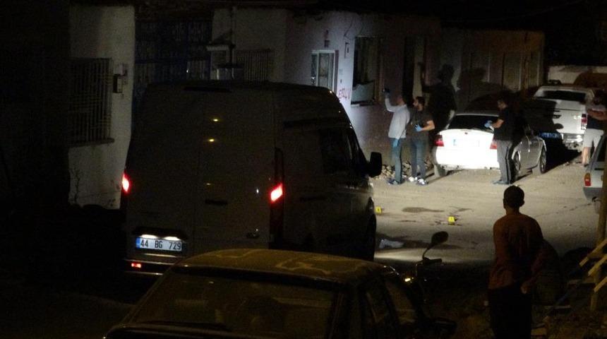 Boğazını bı&ccedil;akla kesip canlı yayın a&ccedil;tı, elinden kurtulan adam kanlar i&ccedil;inde sokağa &ccedil;ıkıp yardım istedi