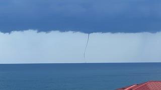 Yaklaşık 5 dakika sürdü... Rize'de denizde çıkan hortum cep telefonuyla böyle görüntülendi