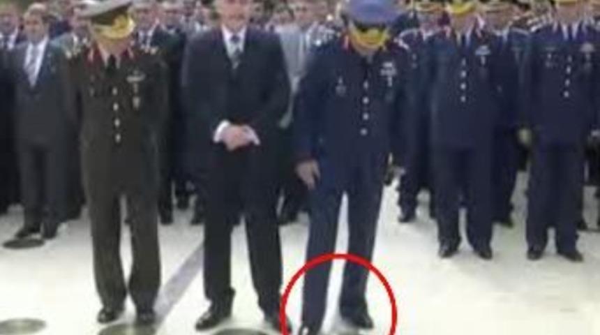 Komutan kimin ismini ayağıyla itti?