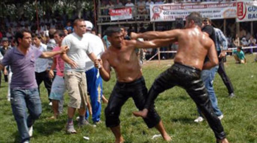 Er meydanında yumruklu sopalı kavga