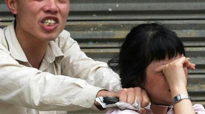 Boğazına bı&ccedil;ak dayadı!