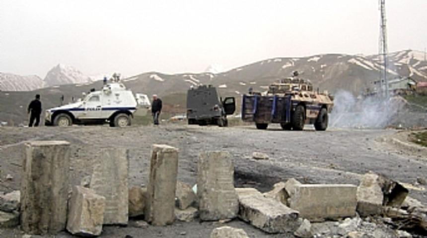 Hakkari'de &ccedil;ıkan olaylarda 7 g&ouml;sterici yaralandı