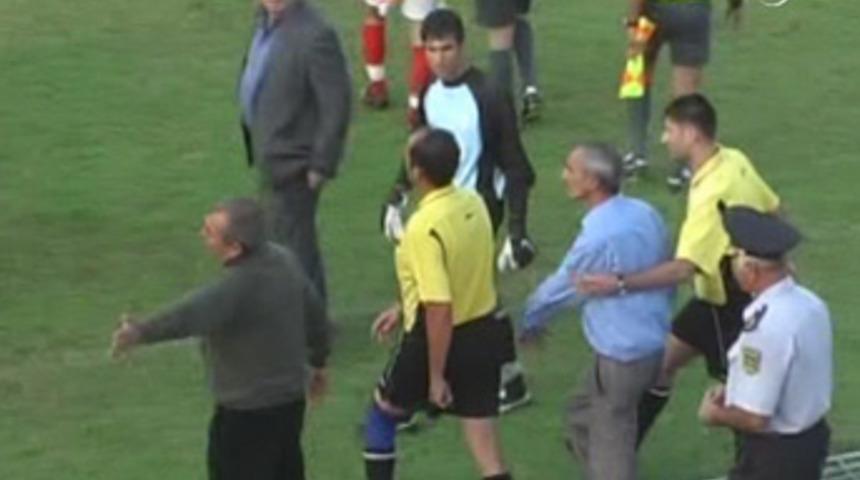 Futbolcular hakemi d&ouml;vd&uuml;