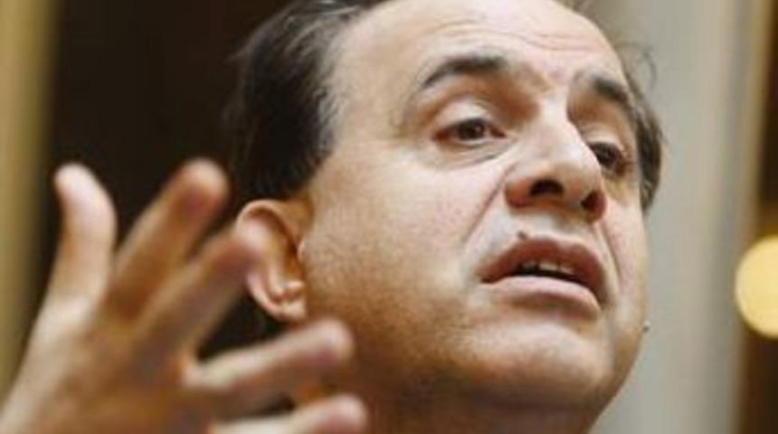 Fransa'da bir bakan eşcinsel olduğunu a&ccedil;ıkladı