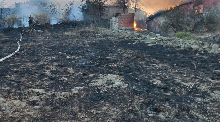 Balıkesir'de çıkan ot yangını söndürüldü