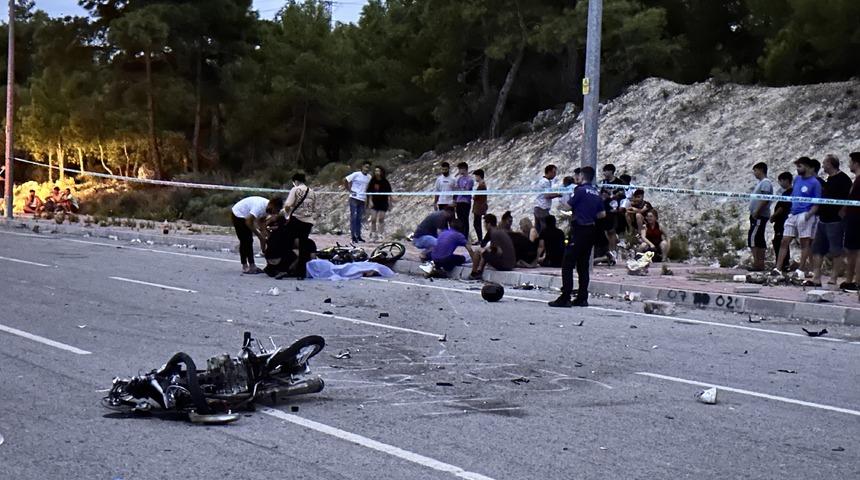 Antalya'da iki motosiklet çarpıştı, 2 kişi öldü, 1 kişi yaralandı