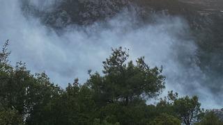 Bilecik'te yıldırım isabet etmesi sonucu çıkan orman yangınına müdahale ediliyor