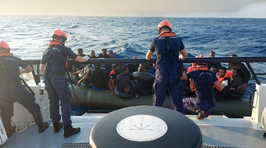 İzmir açıklarında 42 düzensiz göçmen kurtarıldı, 20 göçmen ile 3 kaçakçı yakalandı