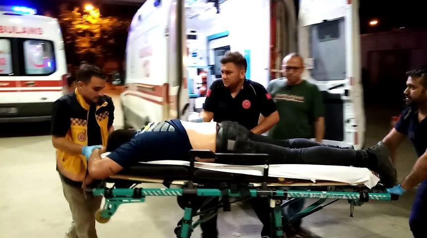 Oda arkadaşını sokakta sırtından bı&ccedil;akladı